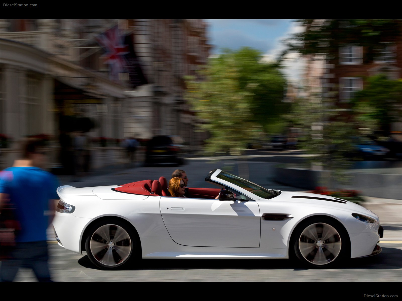 Aston Martin V12 Vantage Roadster 2013